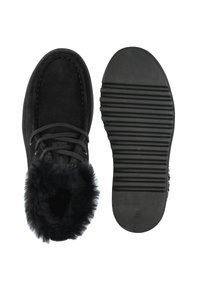 Schwarze Wildleder-Ankle Boots mit einem Kunstfellkragen, runder Spitze und strukturiertem Gummisohle mit horizontalen Rillen für besseren Halt.