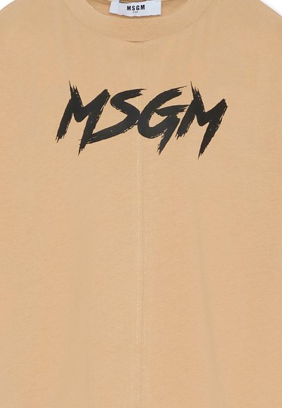 T-shirt beige con scollatura rotonda, caratterizzata da un logo "MSGM" in nero e in grassetto. Realizzata in un tessuto morbido con una texture liscia.