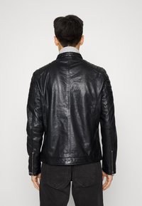 Gipsy by Mauritius CHESTO - Casaco de couro - black