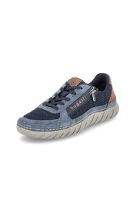 Blauer Sportschuh mit einem Obermaterial aus Mesh, Wildledereinsätzen und einer kontrastierenden beige Gummisohle. Mit schwarzen Schnürsenkeln und einem Markenetikett.