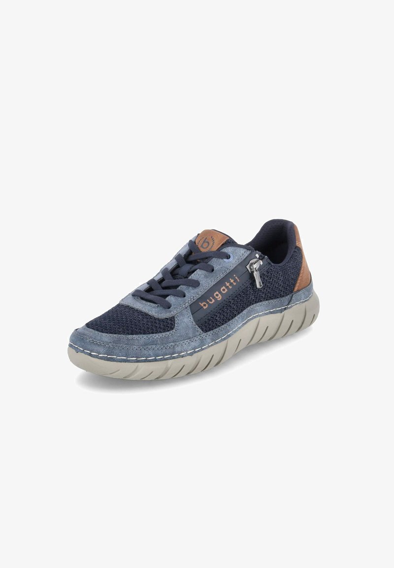 Blauer Sportschuh mit einem Obermaterial aus Mesh, Wildledereinsätzen und einer kontrastierenden beige Gummisohle. Mit schwarzen Schnürsenkeln und einem Markenetikett.