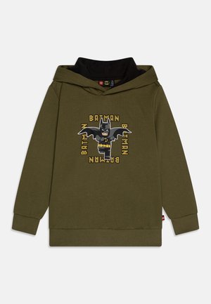 Oliwkowa bluza z kapturem dla dzieci z przodu z grafiką Lego Batmana z rozpostartymi skrzydłami i napisem „Batman” w żółtym stylu pikselowym.