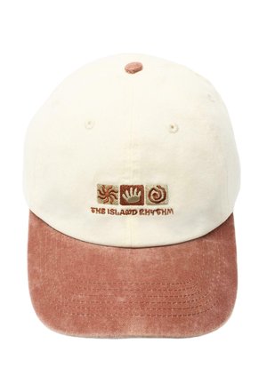 Beige und staubrosafarbene Baseballkappe mit drei bestickten Symbolen und dem Schriftzug "THE ISLAND RHYTHM" auf dem Frontpanel.