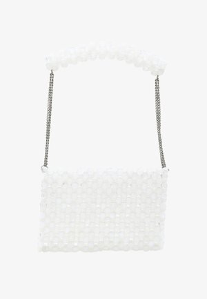 Biała torebka z koralików w kształcie prostokąta, o fakturowanej powierzchni i srebrnym łańcuszku, zaprojektowana z okrągłym uchwytem u góry.