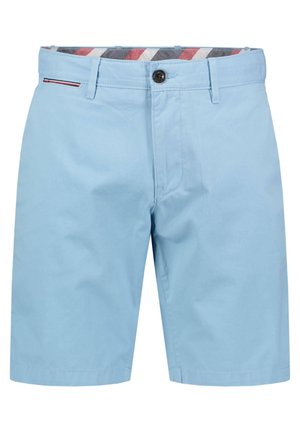 Shorts pour hommes bleu clair arrivant aux genoux, avec une fermeture par bouton, des passants pour ceinture, une poche latérale, et une ceinture intérieure en tissu à motifs.