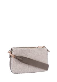 Borsa a tracolla con un morbido esterno in pile color crema, chiusura con zip e una tracolla in tessuto marrone. Presenta dettagli in hardware color oro rosa.