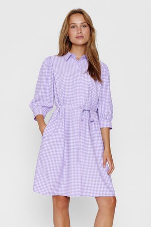 Lavendel knoopjurk met een ruitpatroon, gerimpelde taille met strik, driekwart pofmouwen en zijzakken. Glad textuur van de stof.