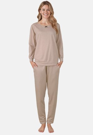 Beige Schlafanzugset mit langärmeligen Oberteil und Hose. Das Oberteil hat einen runden Ausschnitt und schwarze Punkte, die Hose hat einen elastischen Bund.