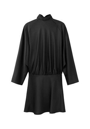 Vestido negro de manga larga con cuello alto y cintura fruncida, falda acampanada y tela lisa, ligeramente brillante, expuesto sobre un fondo blanco.