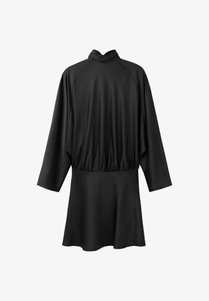 Vestido negro de manga larga con cuello alto y cintura fruncida, falda acampanada y tela lisa, ligeramente brillante, expuesto sobre un fondo blanco.
