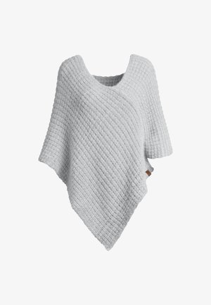 Hellgrauer, gestrickter Poncho mit strukturiertem Muster und weitem Halsauschnitt, auf einem schlichten weißen Hintergrund präsentiert.