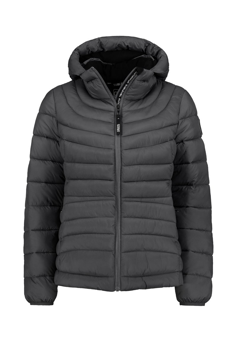 Grau isolierte Daunenjacke mit Kapuze, gestepptem Design, frontales Reißverschluss-Schließen, elastischen Bündchen und Taschen an den Seiten. Glatte Textur.