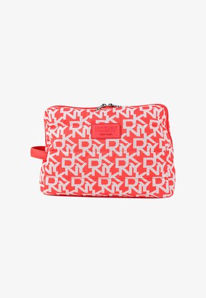 Bolsa de cremallera acolchada roja con un patrón repetido de logotipos blancos "DKNY", con un pequeño asa y un acabado texturizado.