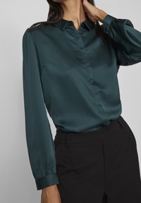 VILA Blus - dark green