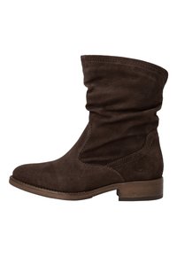 Brązowy zamszowy botek za kostkę o luźnym kroju, zaokrąglonym nosku i niskim, warstwowym obcasie. Posiada subtelne przeszycia i małe logo z boku.
