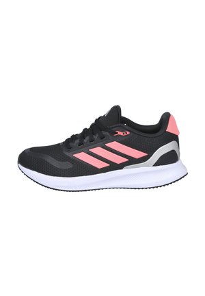 Zapatilla deportiva negra con detalles en rosa, parte superior de malla ligera, diseño de tres franjas, entresuela acolchada y suela de goma texturizada.
