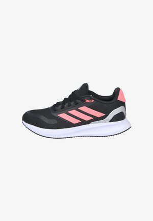 Zapatilla deportiva negra con detalles en rosa, parte superior de malla ligera, diseño de tres franjas, entresuela acolchada y suela de goma texturizada.