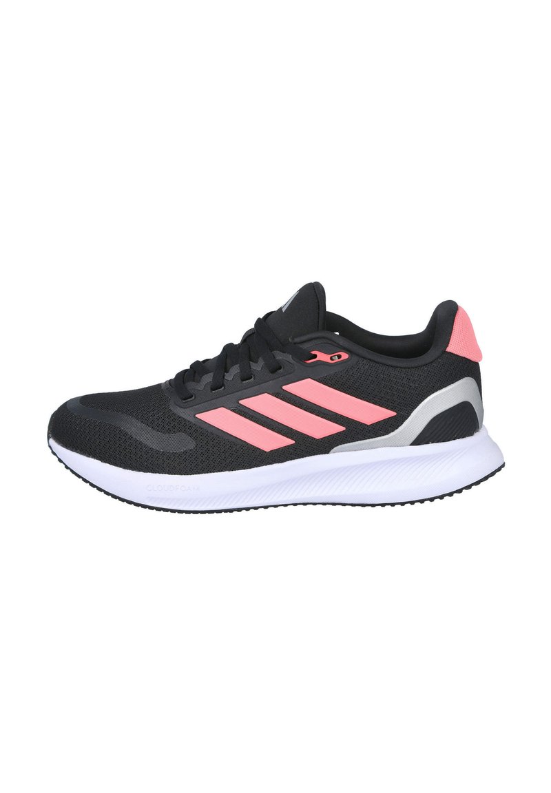 Zapatilla deportiva negra con detalles en rosa, parte superior de malla ligera, diseño de tres franjas, entresuela acolchada y suela de goma texturizada.