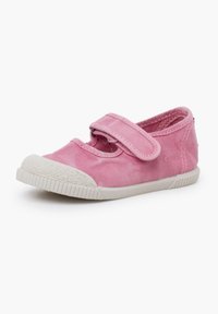 Růžová plátěná bota s kulatou špičkou, suchým zipem a strukturovanou bílou gumovou podrážkou. Má jednobarevný design bez vzorů nebo akcentů.