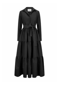 Schwarzes Langarmkleid mit einem Kragen, Knopfleiste, taillierter Taille und gestuftem Rüschensaum. Der Stoff hat eine glatte Textur.