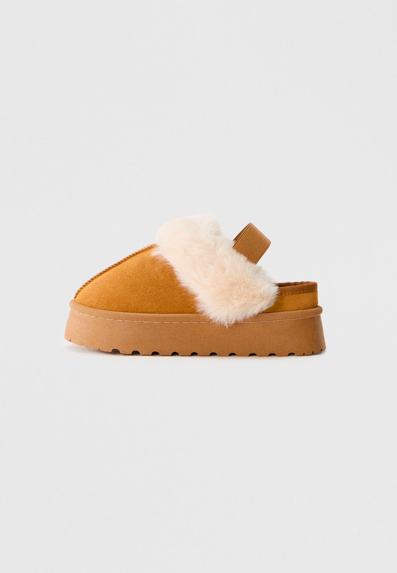 Scarpa slip-on in suede color tan con un morbido colletto in pelliccia sintetica e una spessa suola piatta testurizzata con fondo rigato per una migliore aderenza.