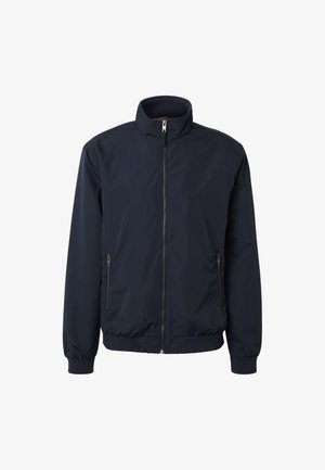 Námořnicky modrá bunda na zip s vysokým límcem, elastickými manžetami a lemem a kapsami na zip na bocích, zobrazena na bílém pozadí.