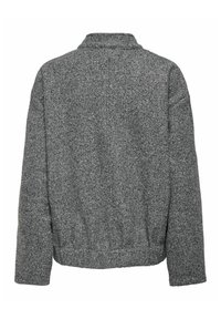 Chaqueta gris texturizada con cuello, hombros caídos y dobladillo inferior fruncido. Diseño sencillo sin ningún hardware o detalles visibles.