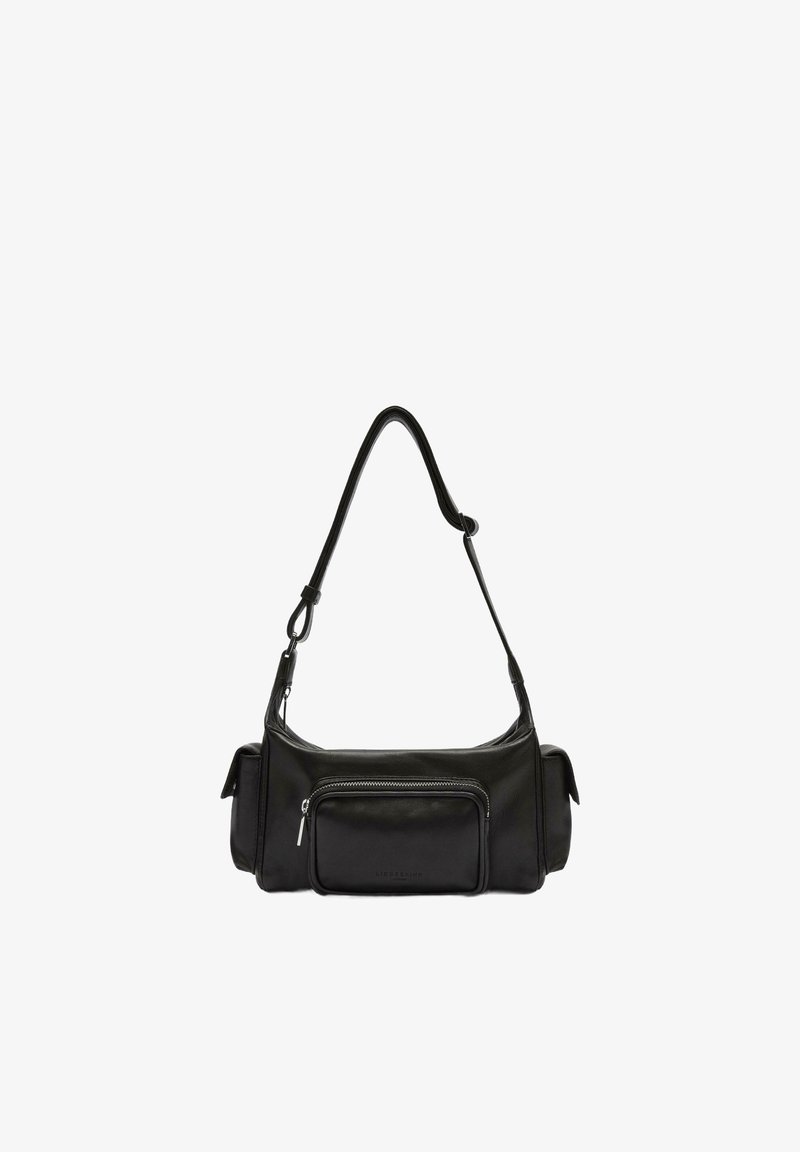 Schwarze Lederhandtasche mit geschwungener Form, verstellbarem Schultergurt und einer vorderen Reißverschlusstasche. Glatte Textur mit sichtbaren Nähten.