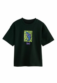 Zwart T-shirt met korte mouwen van katoen, met een kleurrijk haai ontwerp op een groene achtergrond met decoratieve lijnen.