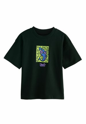 Tume roheline puuvillane T-särk ümmarguse kaelusega. Esiplaanil on värvikas graafika hai kujul, mis asub ererohelises ristkülikus.