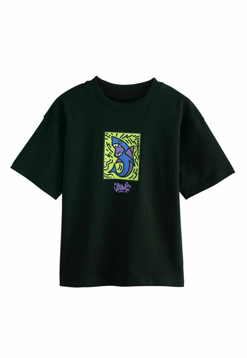 Zwart T-shirt met korte mouwen van katoen, met een kleurrijk haai ontwerp op een groene achtergrond met decoratieve lijnen.