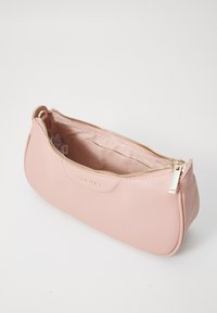 Clutch bag in pelle rosa con forma arrotondata, chiusura con zip e accessori in oro. L'interno è foderato con un tessuto morbido. Nome del marchio impresso.