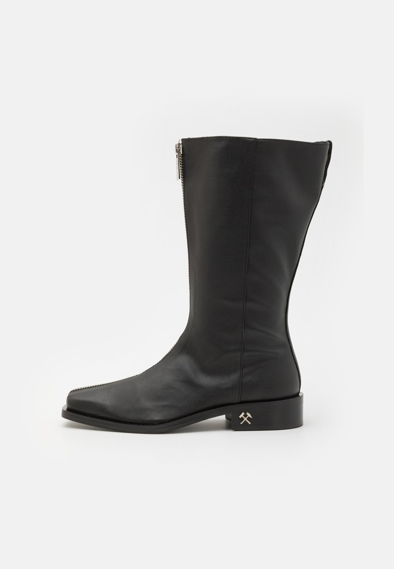 Μαύρη δερμάτινη μποτάκι μέχρι το γόνατο με τετράγωνη μύτη, πλαϊνό φερμουάρ και χοντρό τακούνι με μεταλλικές λεπτομέρειες. Λείος υφάσματος.