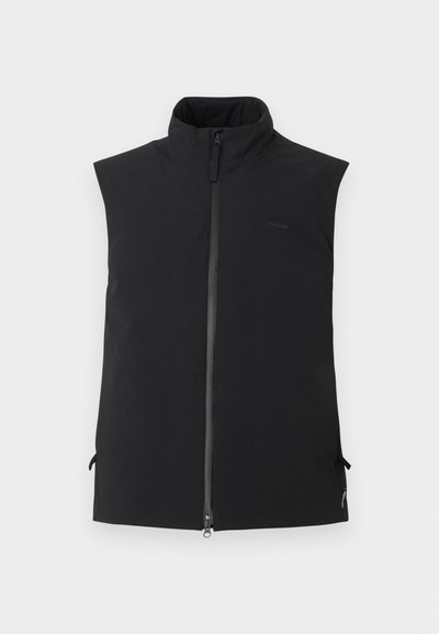 Fekete, ujjatlan mellény magas gallérral és elülső cipzárral, sima anyagból, egyszerű fehér háttér előtt bemutatva.