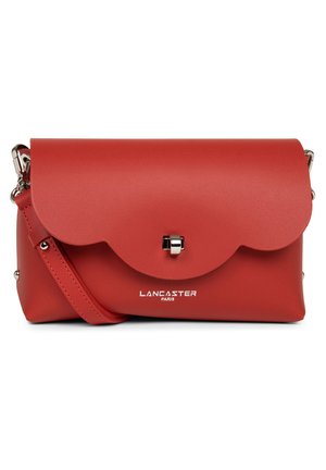 Rote Ledertasche mit gewelltem Klappenverschluss, silberfarbener Hardware und verstellbarem Riemen. Ausgestattet mit dem eingeprägten "Lancaster Paris"-Logo an der Vorderseite.