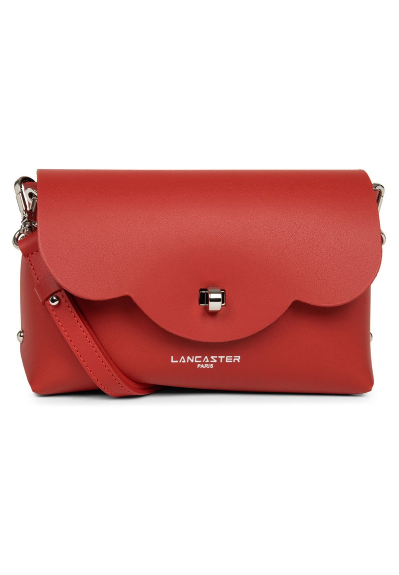 Borsa a tracolla in pelle rossa con pattina a profilo ondulato, hardware in argento e tracolla regolabile. Presenta il logo "Lancaster Paris" in rilievo sul davanti.