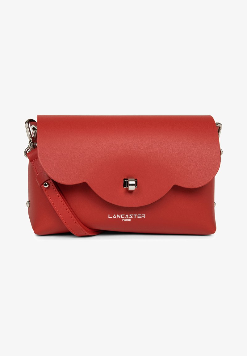Borsa a tracolla in pelle rossa con pattina a profilo ondulato, hardware in argento e tracolla regolabile. Presenta il logo "Lancaster Paris" in rilievo sul davanti.
