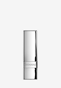 Sølvmetallic læbestift tube med et slankt, rektangulært design, der har en blank finish og indgraveret brandnavn "EISENBERG."