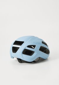 Un casque de vélo bleu ciel avec des trous de ventilation, vu de côté, mettant en valeur son design élégant et son mécanisme de sangle réglable.
