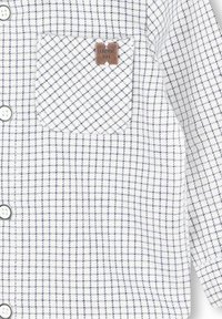 Een witzijden overhemd met een blauw ruitpatroon. Voorzien van een vierkante borstzak met een metalen label. Soepele textuur, klassiek ontwerp.