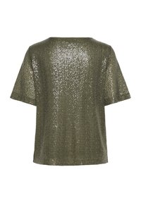 Top scurt cu mânecă, de culoare verde măsliniu, cu o croială lejeră, acoperit cu paiete strălucitoare, având un decolteu rotund simplu și o suprafață moale, texturată.