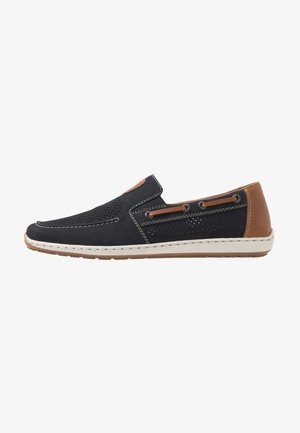 Mocassin slip-on bleu marine et marron avec détails perforés, semelle blanche, surpiqûres contrastées et lacets en cuir sur les côtés.