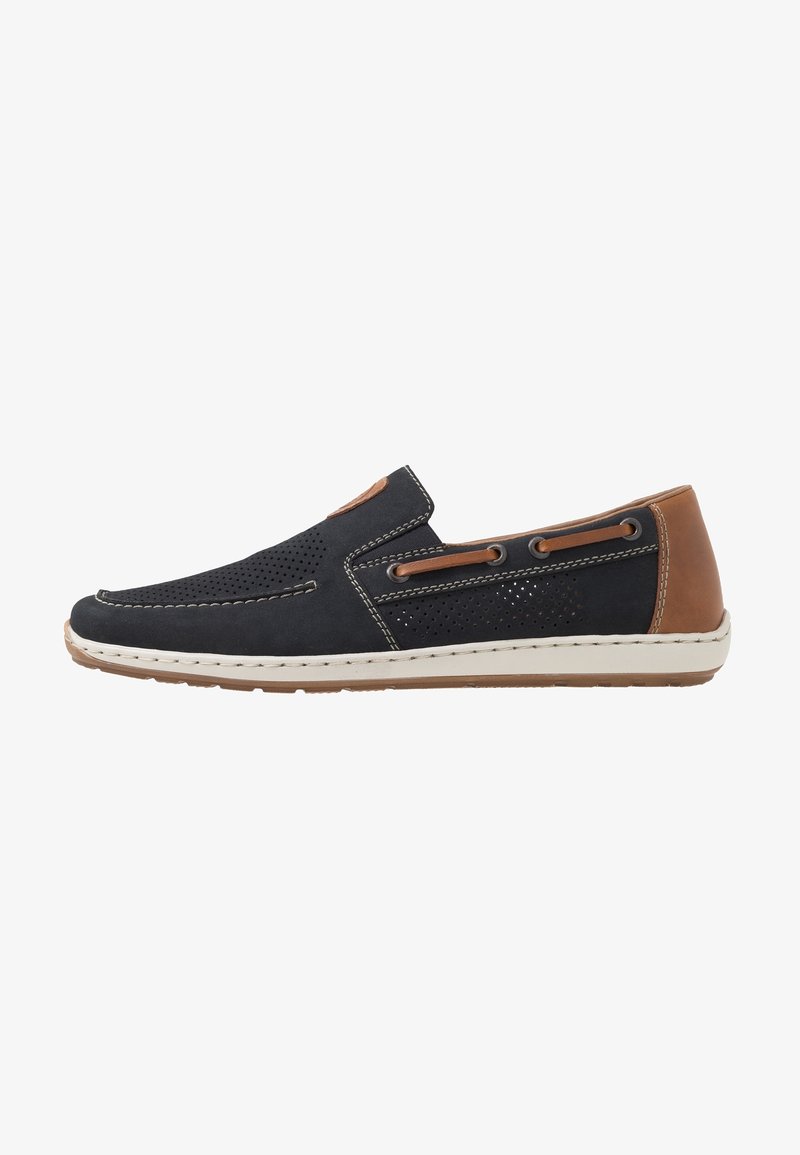 Mocassin slip-on bleu marine et marron avec détails perforés, semelle blanche, surpiqûres contrastées et lacets en cuir sur les côtés.