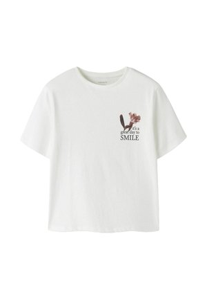 T-shirt blanc à manches courtes avec un petit motif floral et le texte "it's a great day to SMILE" en haut à gauche.