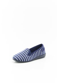 Scarpa navy slip-on con strisce orizzontali bianche, tomaia in tessuto, punta arrotondata, pannelli elastici laterali e suola in gomma nera piatta.