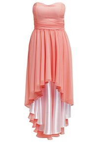 Robe corail rose bustier à taille froncée et jupe fluide superposée à pans plus courts devant et plus longs derrière, sur une doublure blanche brillante.