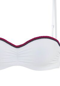 Bela bandeau bikini zgornji del z rožnatim in črnim pletenim robom, nabrano blago in nastavljive tanke naramnice. Gladka tekstura in brezšiven dizajn.