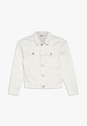 Biała kurtka dżinsowa z długimi rękawami, z przodem na guziki, dwoma kieszeniami na klapki na piersiach oraz kołnierzem, rozłożona na płasko na białym tle.