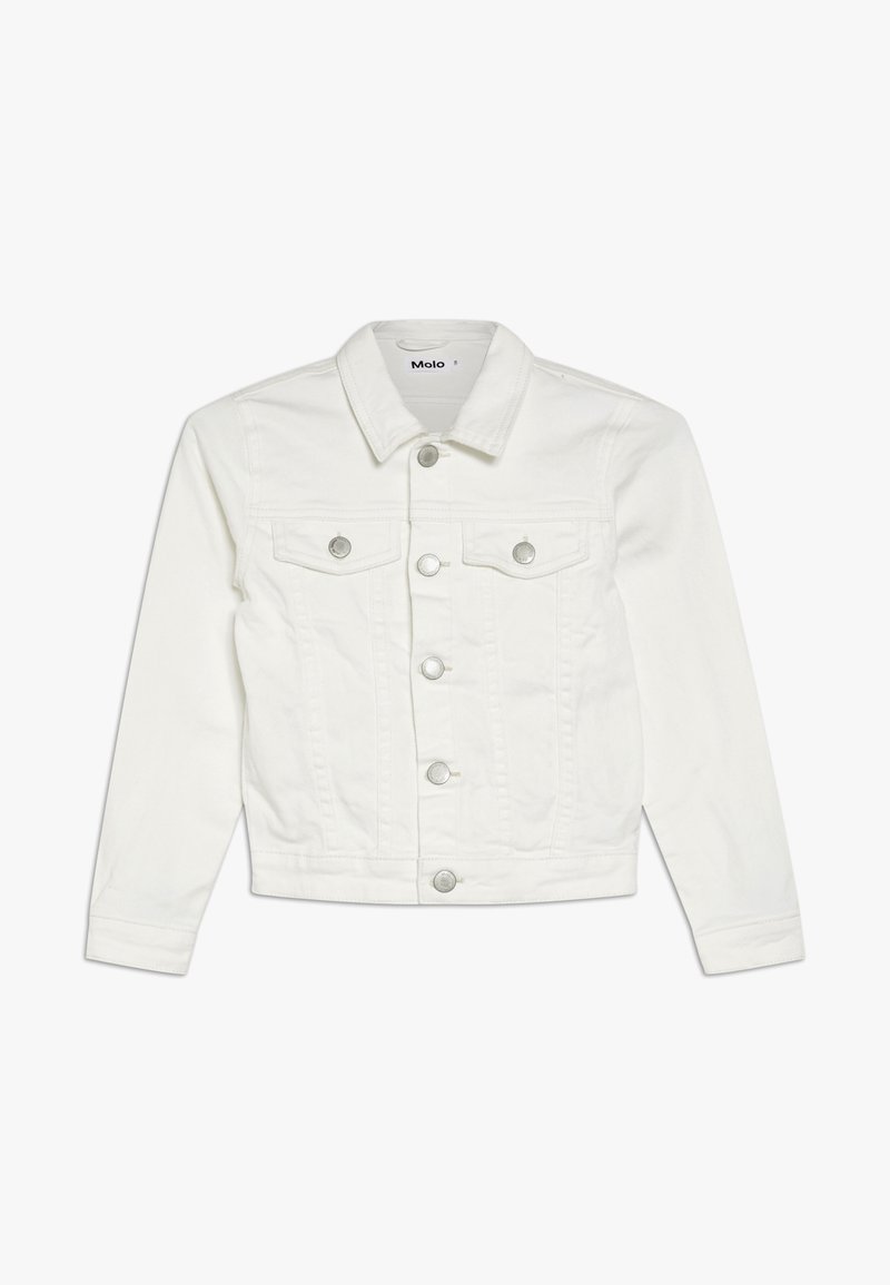 Hvid denimjakke med lange ærmer, knaplukning foran, to brystlommer med klap og en krave, lagt fladt på en hvid baggrund.