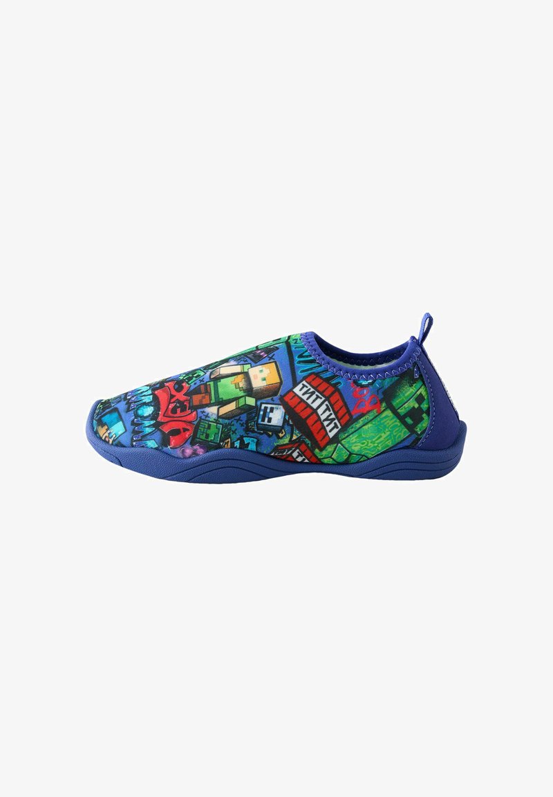 Chaussure enfant à enfiler avec semelle bleue, décorée de personnages de jeux vidéo pixellisés colorés et de blocs.